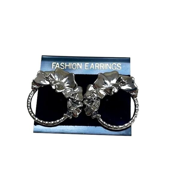 🆕 3/$15 SILVER TONED HOOP EARRINGS - Picture 1 of 4